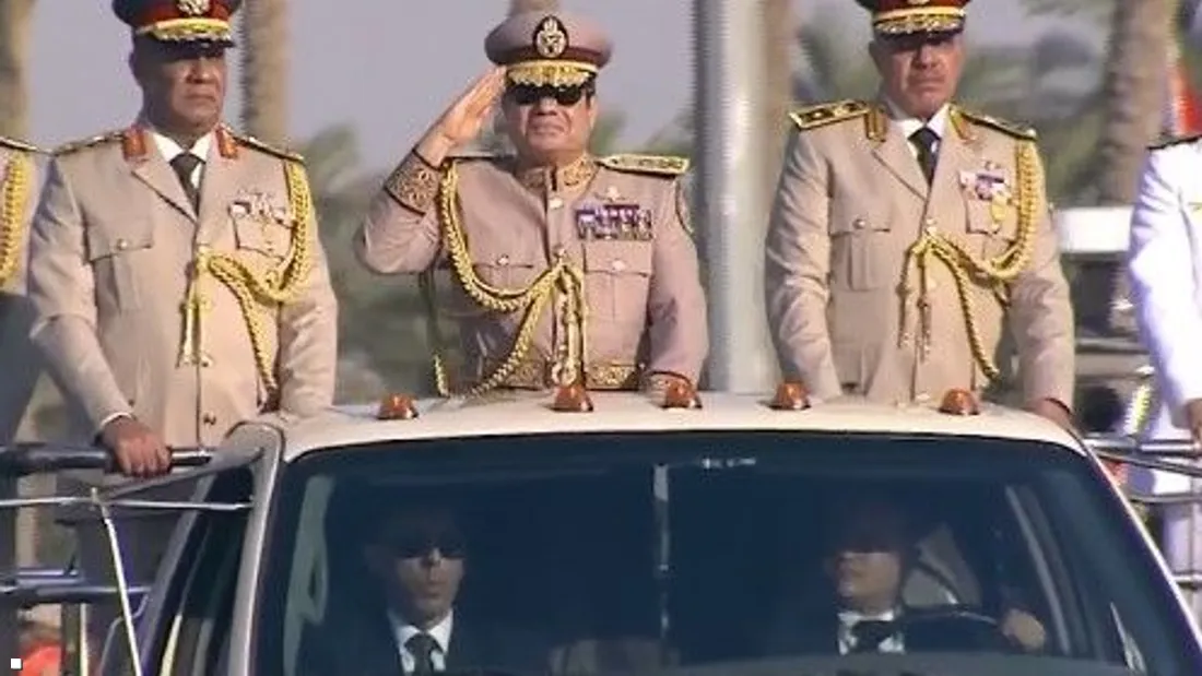 مرتديا الزي العسكري.. السيسي يفتتح "الأوكتاغون"