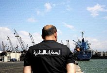 الجمارك تداهم محالًا وتضبط عطورًا وساعات وحقائب مزورة