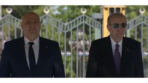 عون من أنقرة: لا استسلام لقوة طاغية... وأردوغان يؤكد دعم سيادة لبنان الفرعي: الرئيس عون شدد بعد لقائه نظيره التركي على رفض أي تدخل في الشؤون اللبنانية أو استفزاز للجوار، فيما أعلن أردوغان استعداد بلاده للمشاركة في مبادرات دعم أمن المنطقة وضمان سيادة لبنان في مرحلة ما بعد انسحاب قوات "اليونيفيل".
