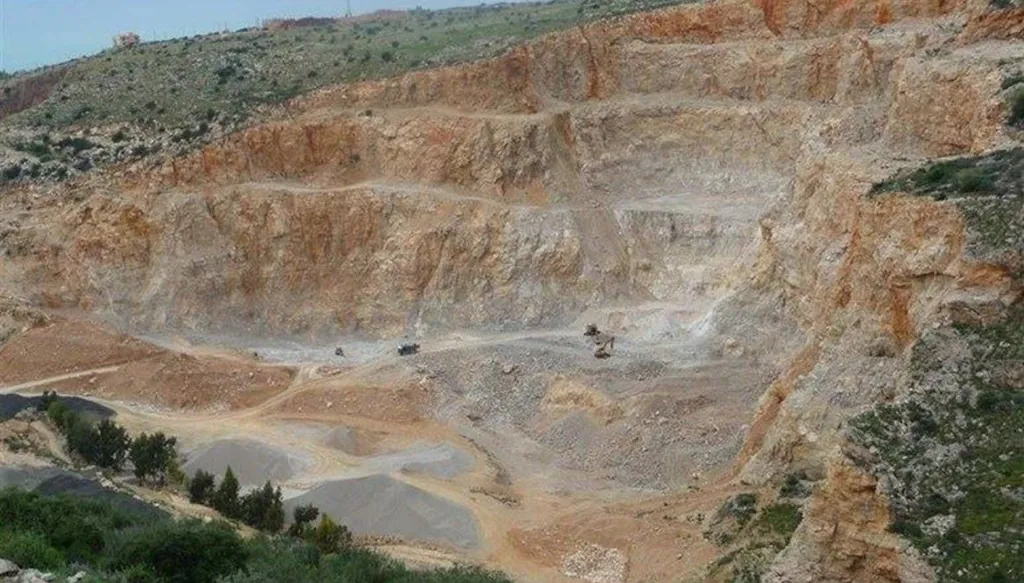 أسعار الإسمنت ارتفعت 300%... كيف شلّ تنظيم المقالع ورش البناء؟