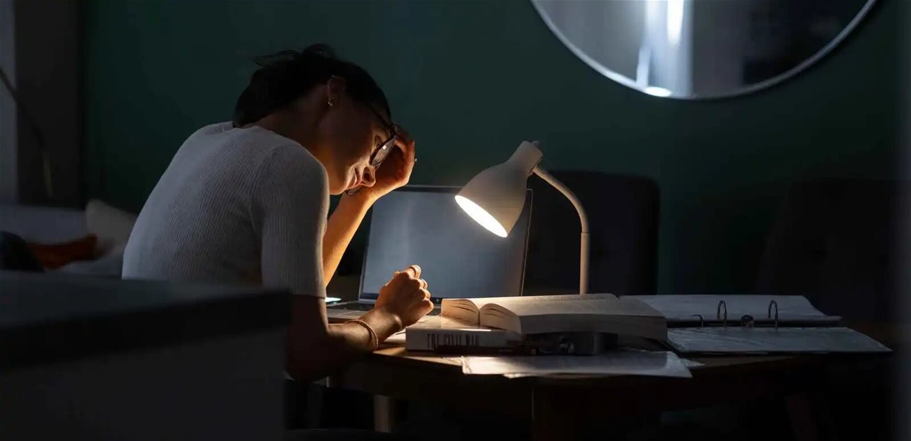 قبل الامتحانات.. كيف يبدد السهر جهود المذاكرة؟