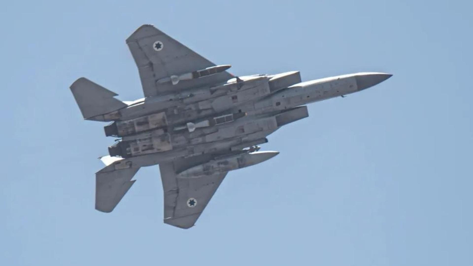 بالصور: طائرة محمّلة بالصواريخ فوق شاطئ صور