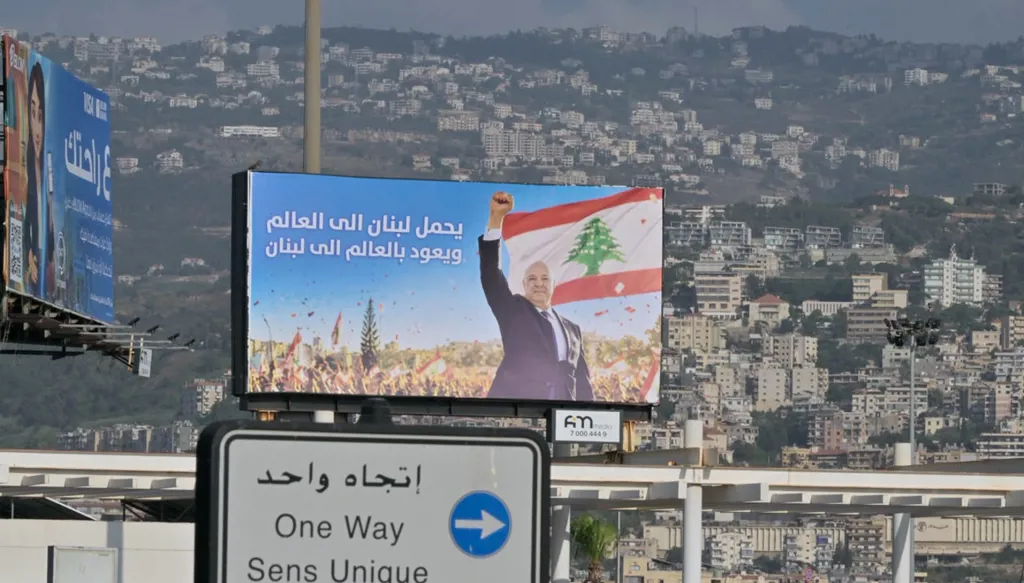 لافتات مؤيدة للرئيس جوزف عون على طريق المطار: "لبنان يستحق الأفضل"