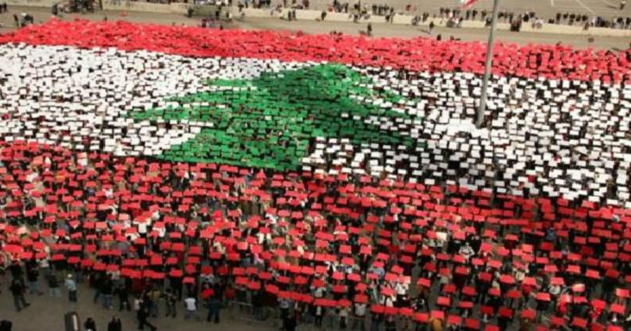 إقتراح قانون يعاقب كل من يُرصد جالساً خلال عزف النشيد الوطني