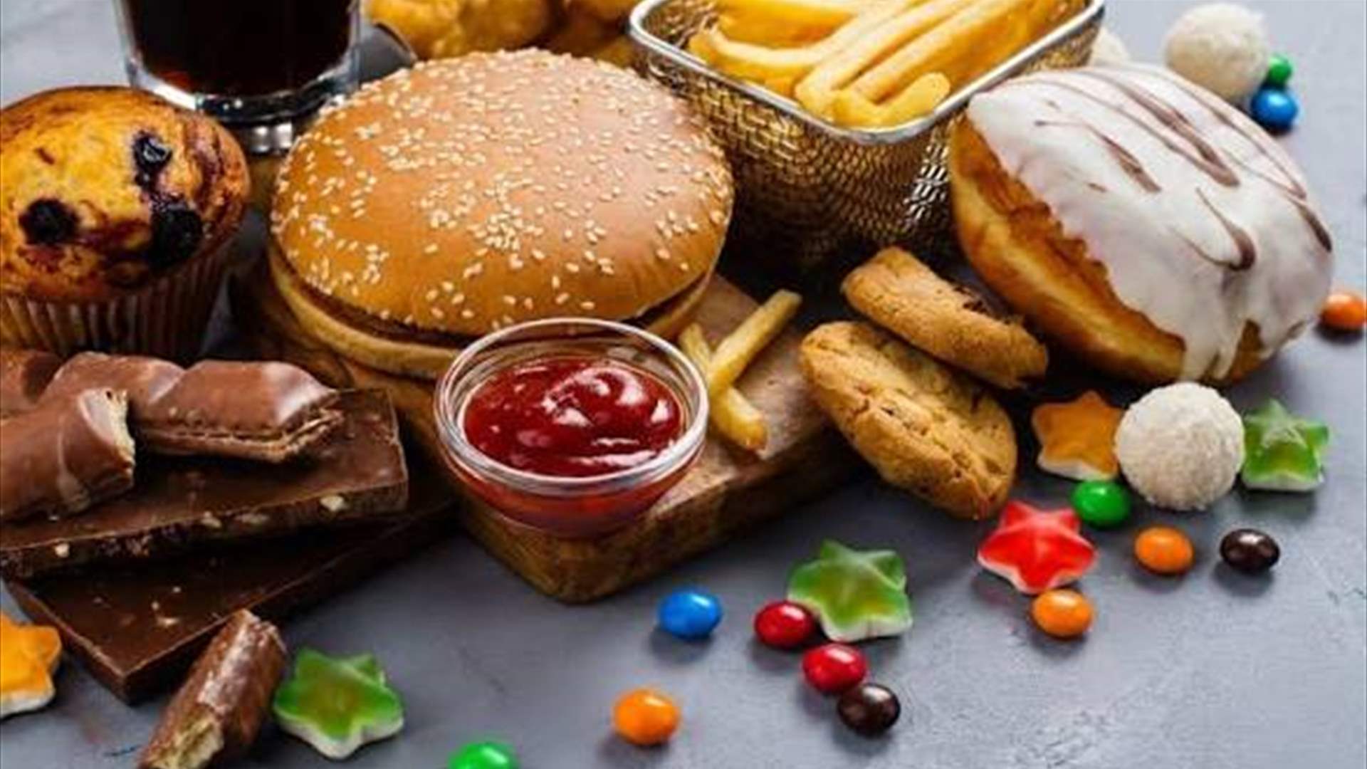 سرّ دماغي جديد... لماذا نضعف أمام الأطعمة الدسمة حتى لو لم نكن جائعين؟